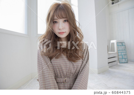 ゆるふわロングヘアー 日本人　ヘアスタイル　髪型　美容　モデル 60844375