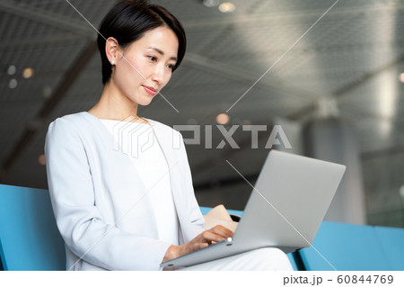女性　空港　ビジネスウーマン　ビジネス　パソコン　出張 60844769