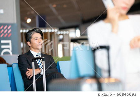 空港 待つ 欠航 遅延 遅れ 台風 運行 機材故障 フライト情報 空港 待つ 欠航 遅延 遅れ 台風 運行 機材故障 フライト情報 60845093