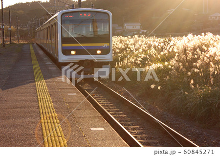 外房線浪花駅に入線する上り電車(4) 外房線浪花駅に入線する上り電車(4) 60845271
