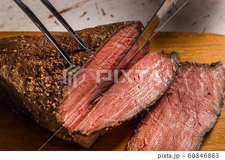 典型的なローストビーフ　Freshly made roast beef 60846863