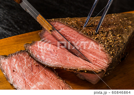 典型的なローストビーフ　Freshly made roast beef 60846864