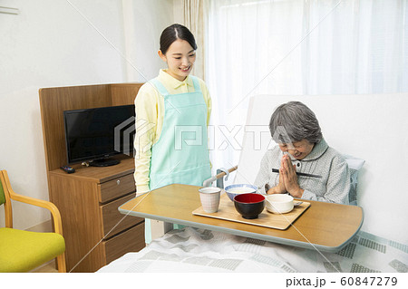 ビジネス　仕事　シニア　女性　介護士　ヘルパー　介護施設　デイサービス　食事 60847279