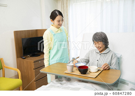 ビジネス　仕事　シニア　女性　介護士　ヘルパー　介護施設　デイサービス　食事 60847280