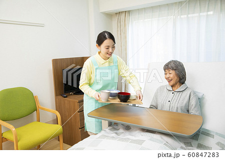 ビジネス　仕事　シニア　女性　介護士　ヘルパー　介護施設　デイサービス　食事 60847283