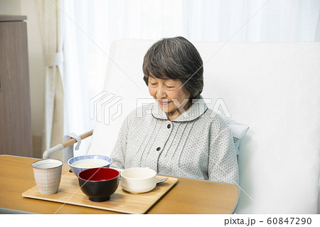 女性　おばあちゃん　シニア　病院　介護施設　デイサービス　病院食　介護食　食事 60847290