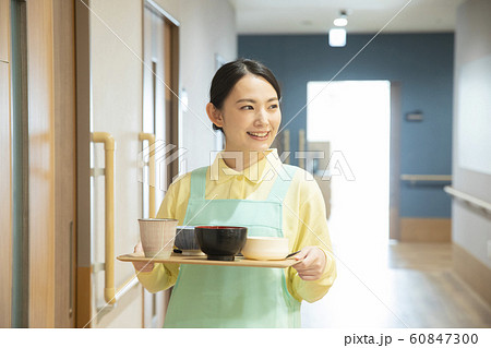 ビジネス　仕事　女性　介護士　ヘルパー　介護施設　デイサービス 60847300