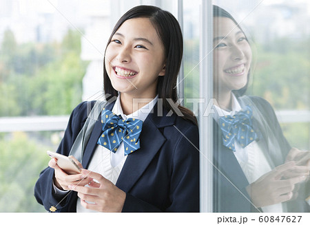 スマートフォンを持つ女子学生 スマートフォンを持つ女子学生 60847627