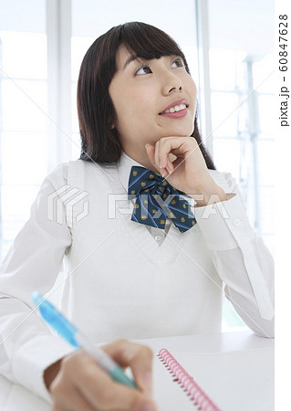 勉強する女子学生 60847628