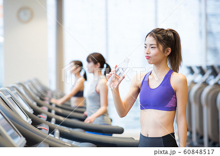 スポーツジムに通う女性 60848517