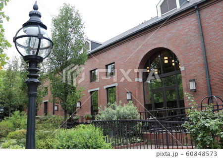 レンガ造りの建物と街灯 60848573