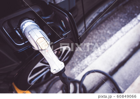 EV充電中の電気自動車 横 EV充電中の電気自動車 横 60849066