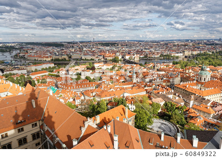 聖ヴィート大聖堂の塔からプラハ街並み　モルダウ川 60849322