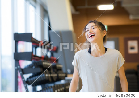 スポーツジムに通う女性 スポーツジムに通う女性 60850400