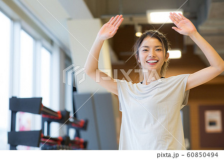 スポーツジムに通う女性 60850494