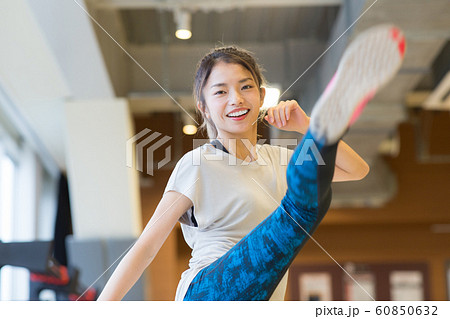 スポーツジムに通う女性 60850632