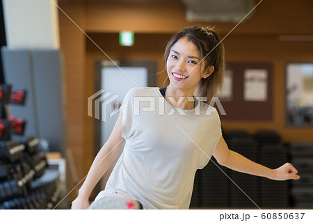 スポーツジムに通う女性 スポーツジムに通う女性 60850637