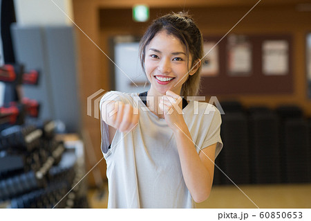 スポーツジムに通う女性 スポーツジムに通う女性 60850653