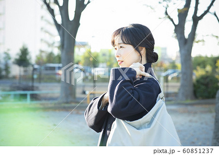 女性　屋外　公園　 60851237