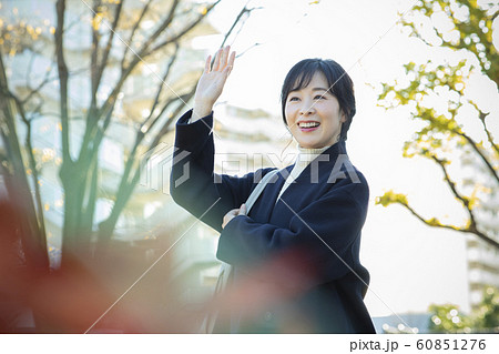 女性 屋外 公園 女性 屋外 公園 60851276