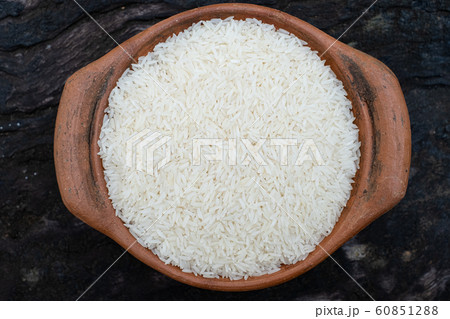 Jasmine rice in a clay pot  60851288