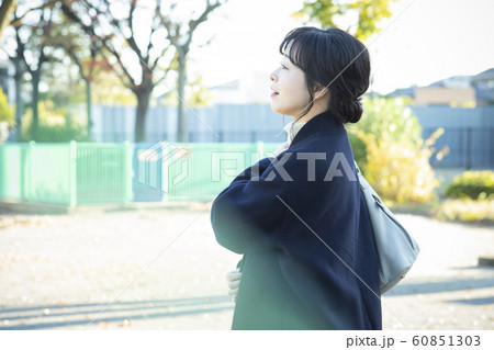 女性　屋外　公園　 60851303