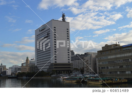 横浜、神奈川県警庁舎と屋形船 60851489