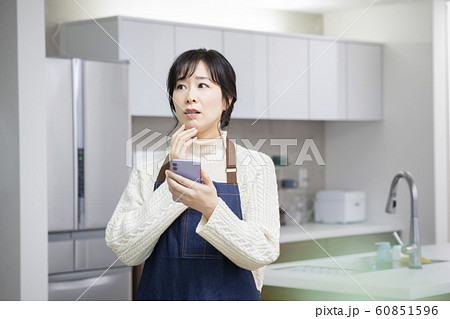 キッチンの女性 キッチンの女性 60851596