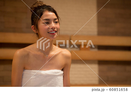 サウナに入る女性 サウナに入る女性 60851658