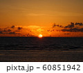 海と夕日 60851942