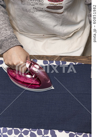 【アイロンがけ】 60851982