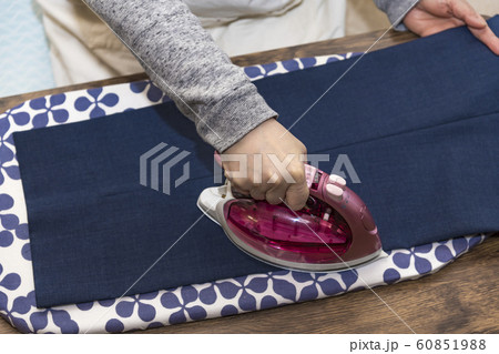 【アイロンがけ】 60851988