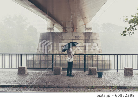 雨宿りの写真素材 [60852298] - PIXTA