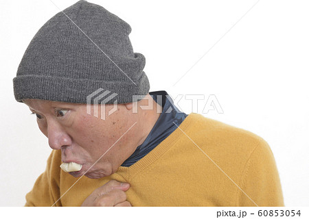 老人が餅を喉に詰まらせて苦しむ 60853054