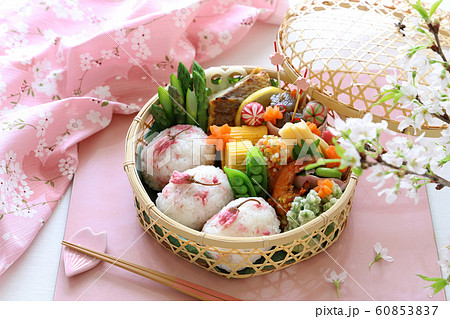 さくらおにぎりの竹かご弁当 60853837