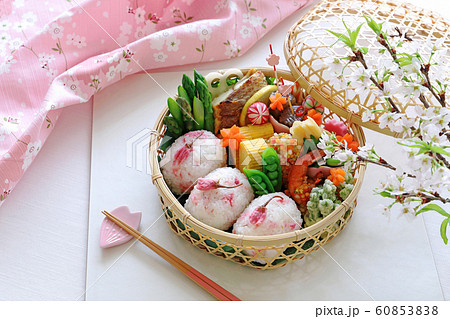 さくらおにぎりの竹かご弁当 60853838