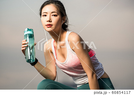 女性 スポーツウェア 女性 スポーツウェア 60854117