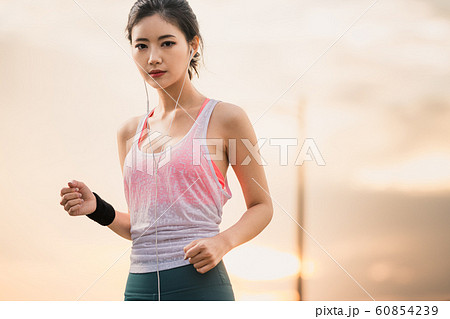 女性　スポーツウェア 60854239