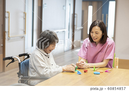 ビジネス　仕事　シニア　女性　介護士　作業療法士　ヘルパー　介護施設　デイサービス　リハビリ　折り紙 60854857