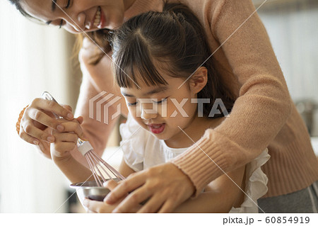 親子　ライフスタイル　クッキング 60854919