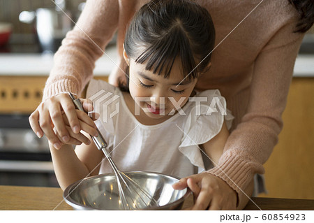親子　ライフスタイル　クッキング 60854923