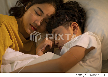 親子 ライフスタイル 添い寝 親子 ライフスタイル 添い寝 60854991