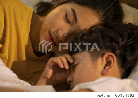 親子 ライフスタイル 添い寝 親子 ライフスタイル 添い寝 60854992