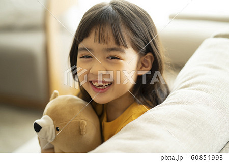 子供　ライフスタイル　おもちゃ遊び 60854993
