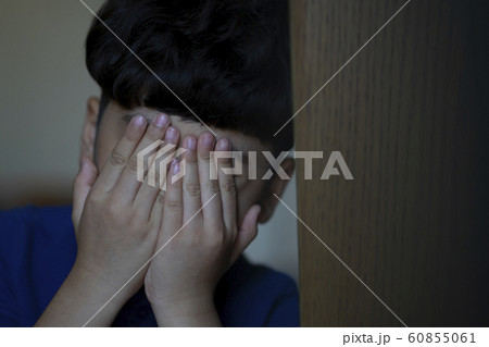 子供　ライフスタイル　ネガティブ 60855061