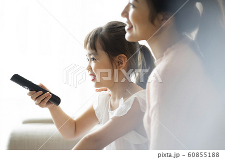 母娘 ライフスタイル テレビ鑑賞 母娘 ライフスタイル テレビ鑑賞 60855188