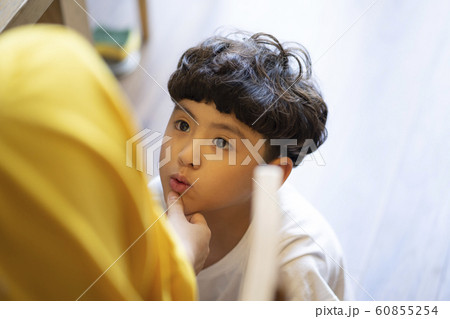 親子　ライフスタイル　子育てイメージ 60855254