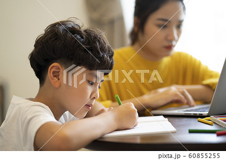 親子　ライフスタイル　子育てイメージ 60855255