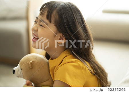 子供　ライフスタイル　おもちゃ遊び 60855261