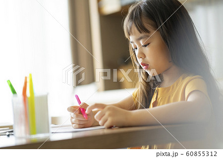 子供　ライフスタイル　絵描き 60855312